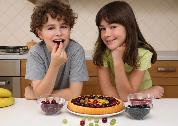 Enfants préparant gâteau fruité — Photo