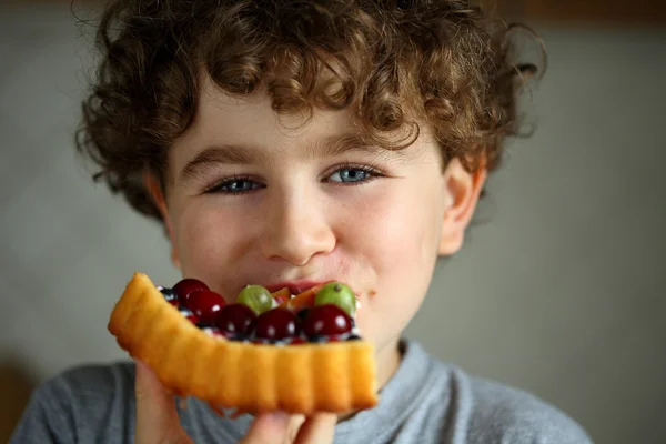 Jongen fruitige taart eten — Stockfoto