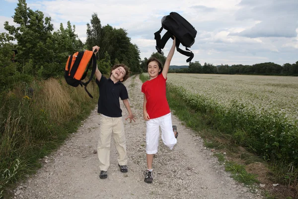 Jonge kinderen naar school te gaan — Stockfoto