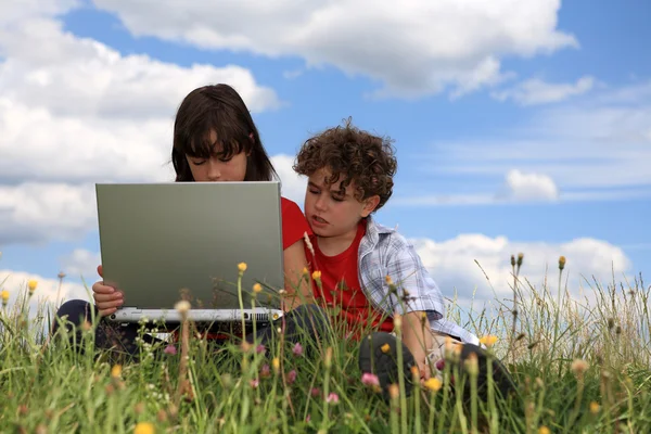 Crianças com laptop — Fotografia de Stock