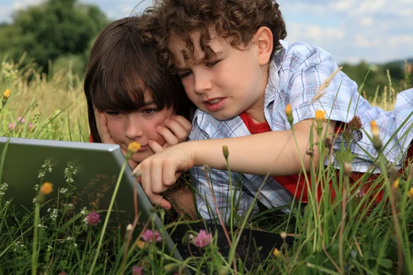 Kinderen met laptop — Stockfoto