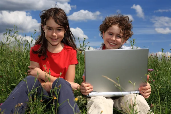 Crianças com laptop — Fotografia de Stock