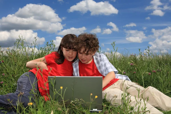 Dzieci z laptopa — Zdjęcie stockowe