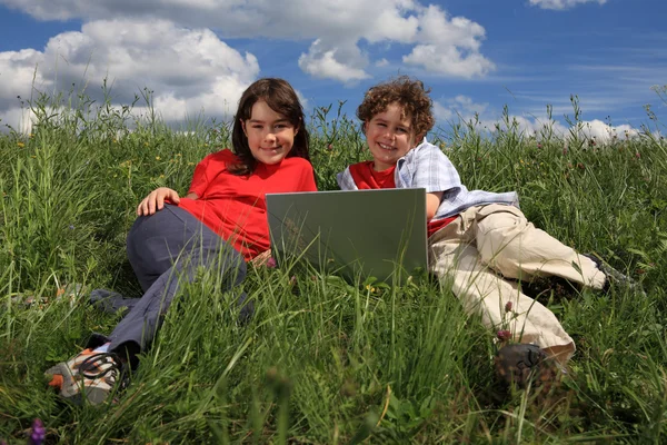 Kinderen met laptop — Stockfoto