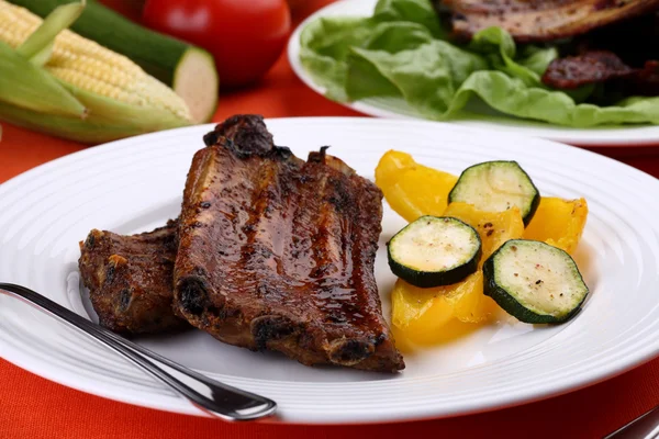 Côtes grillées savoureuses aux légumes — Photo