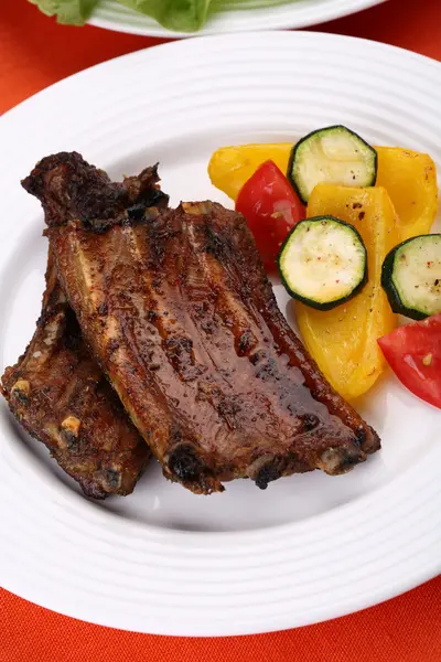 Tasty grilled ribs with vegetables — Stock Photo, Image