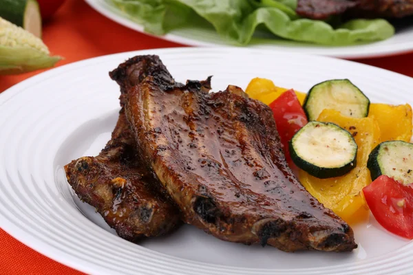 Tasty grilled ribs with vegetables — Stock Photo, Image