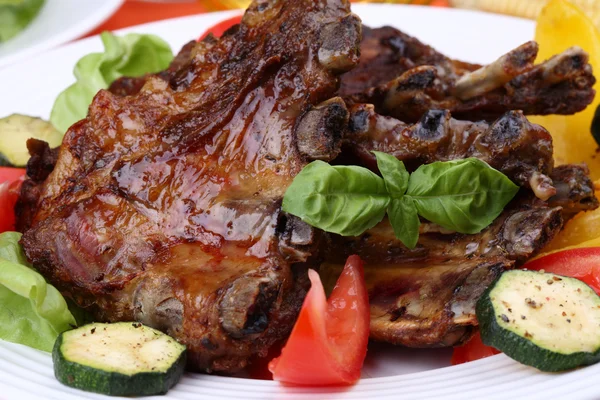 Tasty grilled ribs with vegetables — Stock Photo, Image