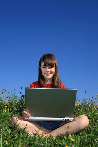 Κορίτσι με το laptop στο πράσινο λιβάδι — Φωτογραφία Αρχείου