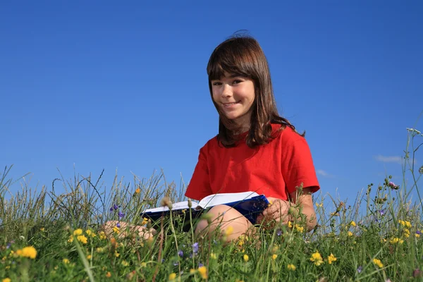 Κορίτσι ανάγνωση βιβλίου — Φωτογραφία Αρχείου