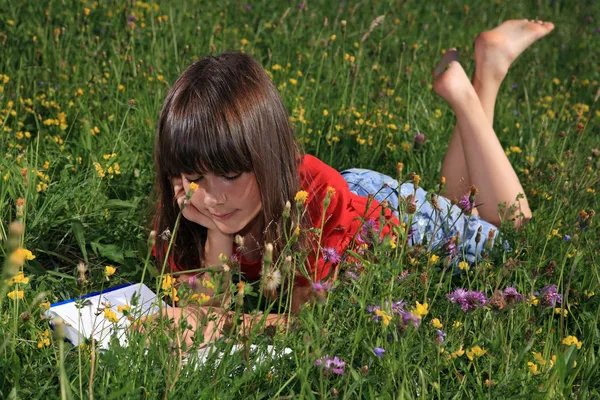 Menina leitura livro — Fotografia de Stock