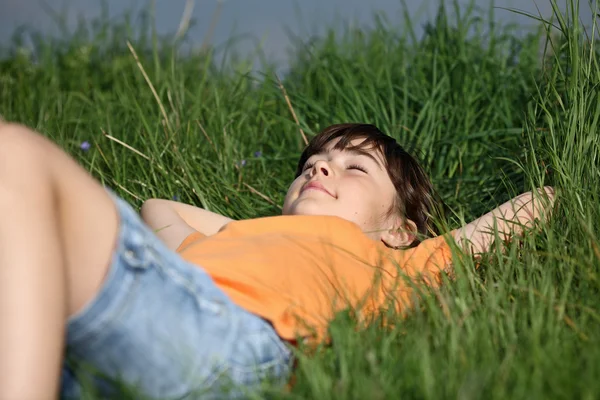 Chica relajante en el prado verde —  Fotos de Stock