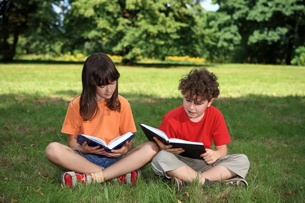 Kids learning outdoor — Stock Photo, Image