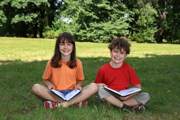 Barn lärande utomhus — Stockfoto
