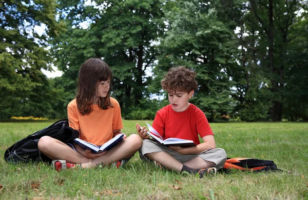 Bambini che imparano all'aperto — Foto Stock