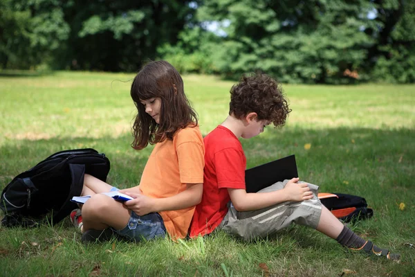 Niños aprendiendo al aire libre —  Fotos de Stock