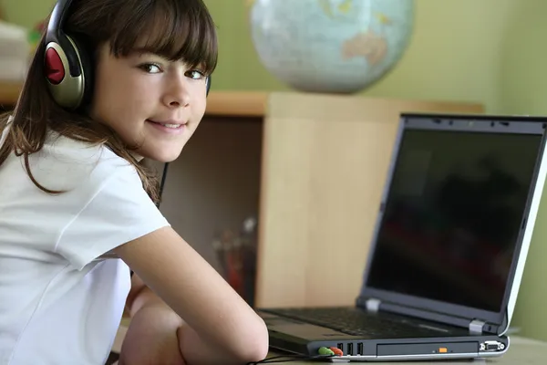 Ragazza utilizzando il computer — Foto Stock