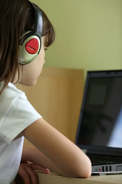 Meisje met computer — Stockfoto