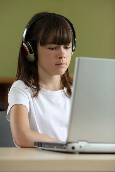 Dziewczyna korzystająca z komputera — Zdjęcie stockowe