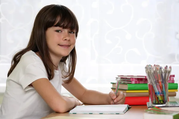 Chica haciendo la tarea —  Fotos de Stock