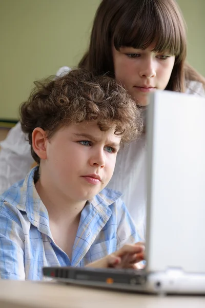 Τα παιδιά χρησιμοποιώντας φορητό υπολογιστή — Φωτογραφία Αρχείου