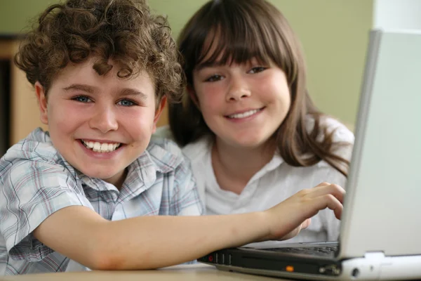 Kids using laptop — Stock Photo, Image