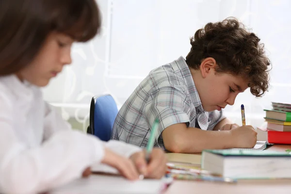 Chica y niño haciendo la tarea —  Fotos de Stock