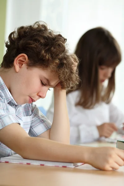 Chica y niño haciendo la tarea —  Fotos de Stock