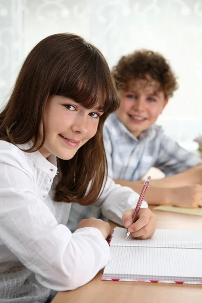 Meisje en jongen huiswerk — Stockfoto