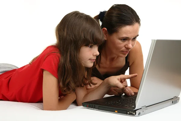 Flickor och kvinna med laptop — Stockfoto