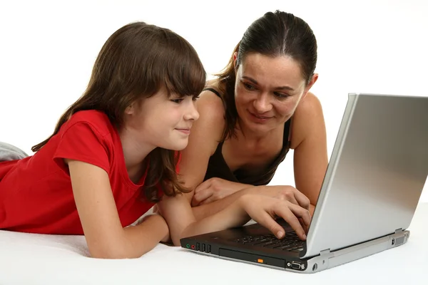 Κορίτσια και γυναίκα χρησιμοποιώντας φορητό υπολογιστή — Φωτογραφία Αρχείου