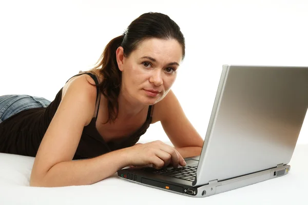 Κορίτσι που χρησιμοποιεί φορητό υπολογιστή — Φωτογραφία Αρχείου