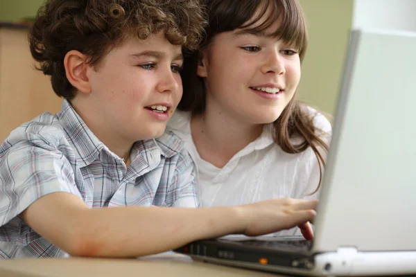 Kids using laptop — Stock Photo, Image