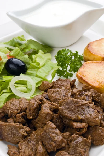 Gegrilltes Fleisch mit Bratkartoffeln, Gemüsesalat und Soße — Stockfoto