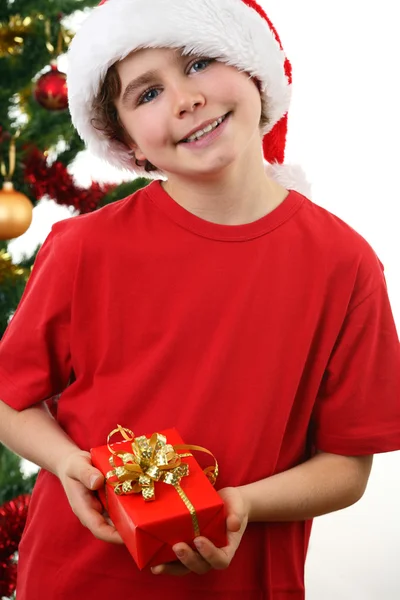 Jongen kerstboom versieren — Stockfoto