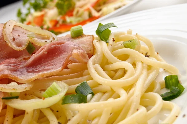 Pasta con tocino y cebollino — Foto de Stock