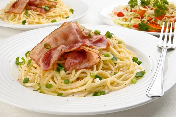 Pasta con pancetta ed erba cipollina — Foto Stock