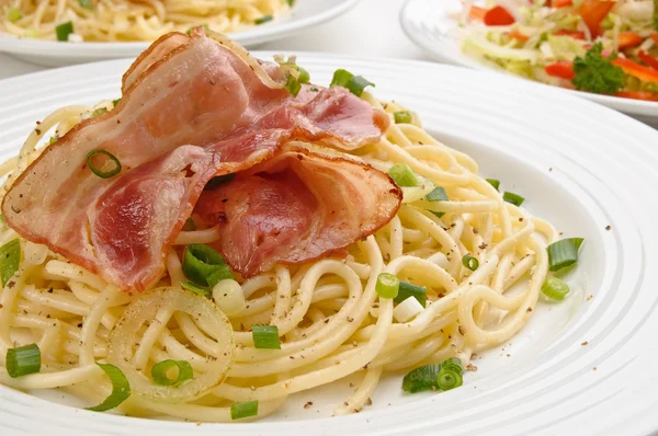 Pasta con tocino y cebollino — Foto de Stock