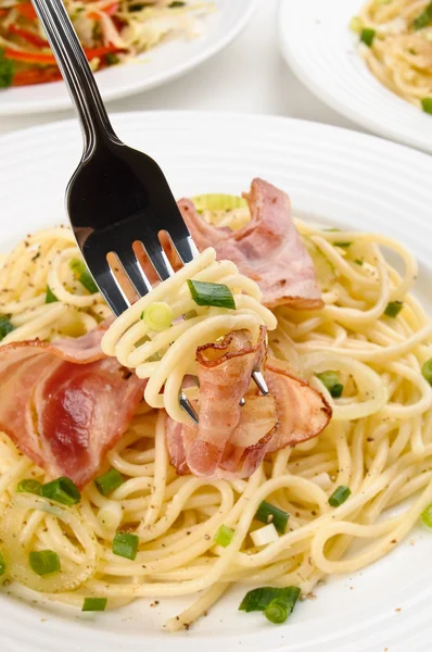 Pasta con tocino y cebollino — Foto de Stock