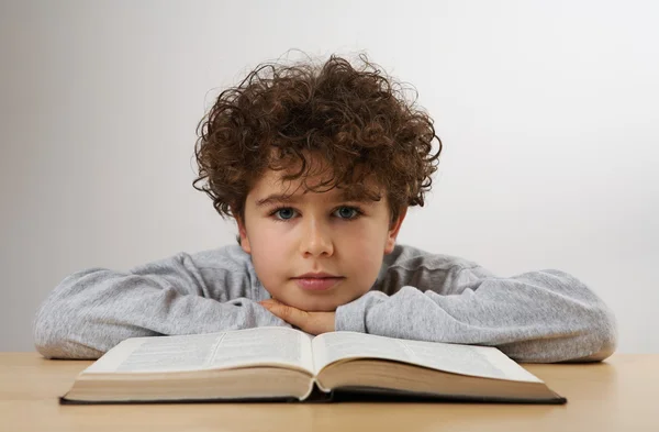 Chłopiec odrabia lekcje — Zdjęcie stockowe