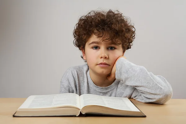 Jongen doet huiswerk — Stockfoto