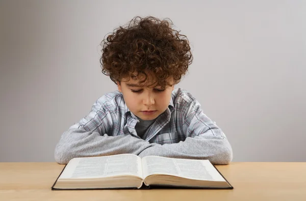 Αγόρι που διαβάζει — Φωτογραφία Αρχείου