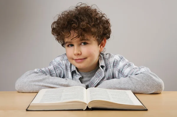 Jongen doet huiswerk — Stockfoto