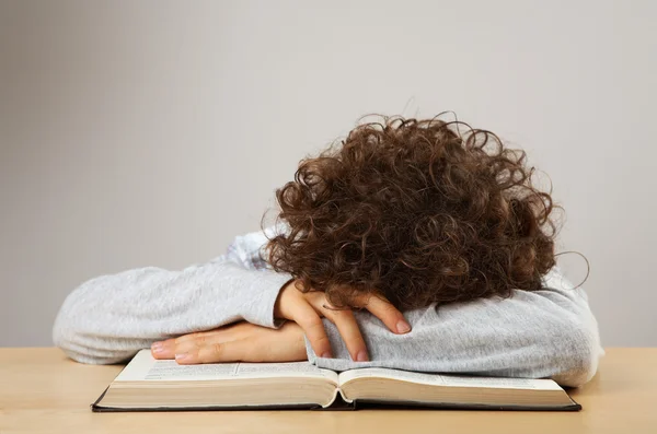 Jongen doet huiswerk — Stockfoto