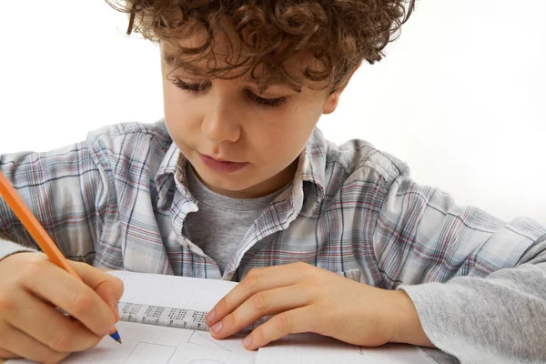 Garçon faire des devoirs — Photo