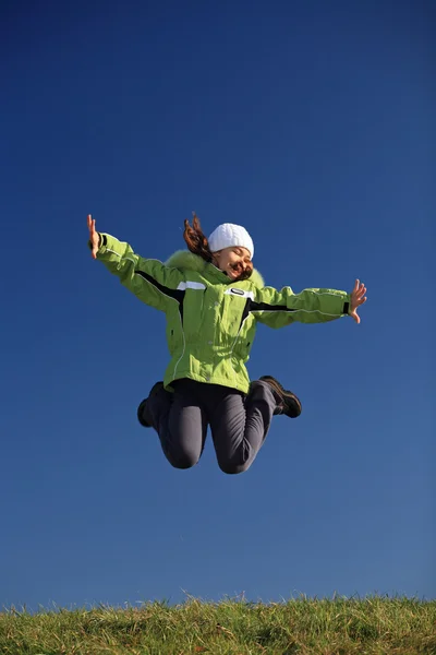 美しい少女屋外ジャンプ — ストック写真