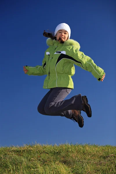 Gyönyörű lány jumping szabadtéri — Stock Fotó