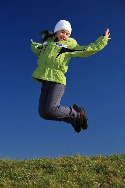 Mooi meisje buiten springen — Stockfoto