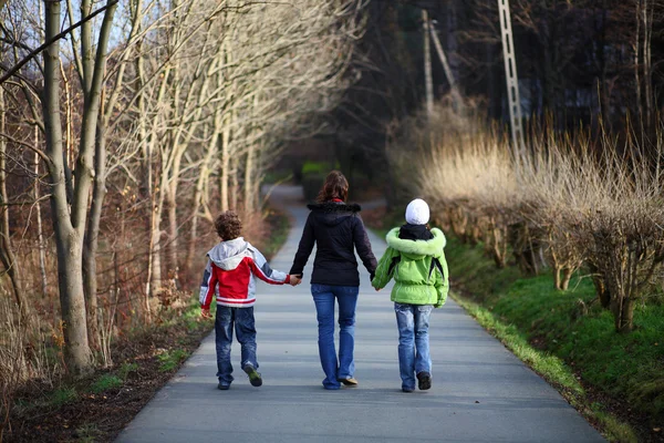 Famiglia che va a fare una passeggiata — Foto Stock