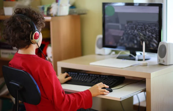 Мальчик с компьютером дома — стоковое фото